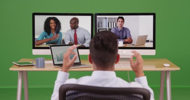 商人和国际同事在绿色屏幕上通过Voip进行交流 在绿色屏幕上键入或合成 — 图库视频影像