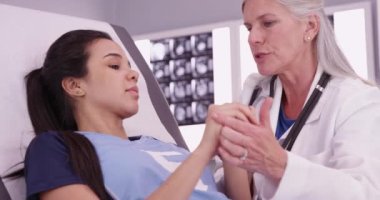 İspanyol üniversite sporcusu, kafa travması geçiren bir doktor tarafından muayene ediliyor.