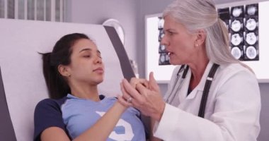 Güzel futbolcunun portresi Bir doktorla spor sakatlığı danışmanı