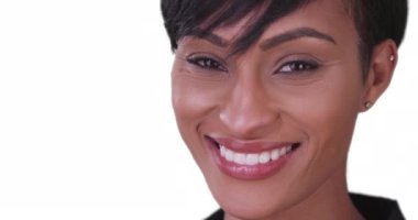Beyaz arka planda gülümseyen siyah kadın kameraya bakıyor. 20 'li yaşlarındaki güzel Afro-Amerikan milenyumuna yakın..