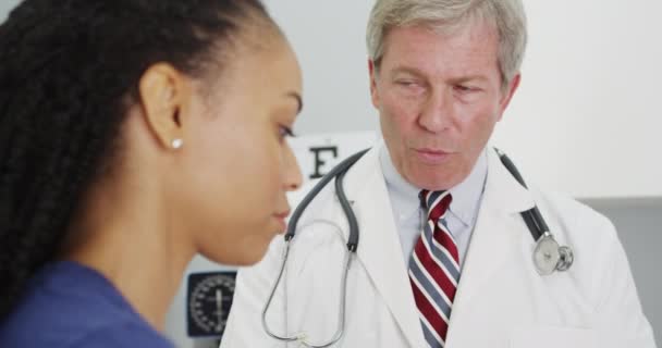 Femme Noire Patient Parlant Son Médecin — Video