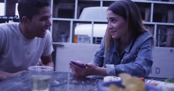 Bonito Casal Raças Mistas Sentado Pátio Bar Usando Smartphone Celular — Vídeo de Stock