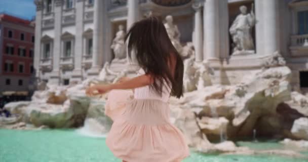 Hermosa Joven Latina Baila Frente Fontana Trevi Impresionante Chica Hispana — Vídeo de stock