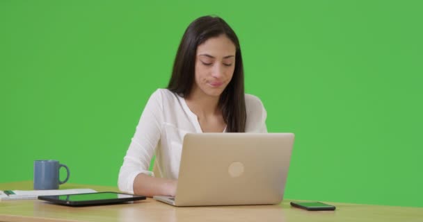 Latinamerikansk Affärskvinna Hanterar Problem Sin Bärbara Dator Jobbet Grön Skärm — Stockvideo