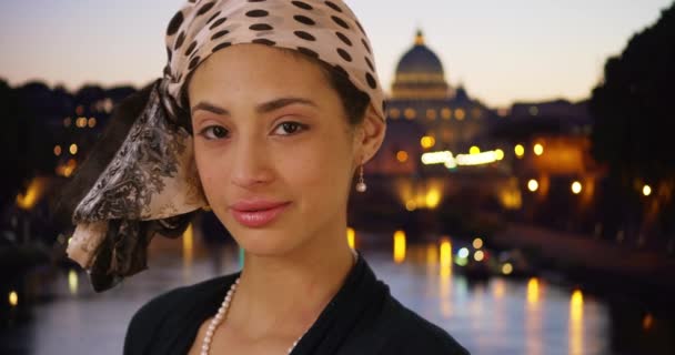 Közelkép Egy Gyönyörű Latin Nőről Aki Szent Péter Bazilika Közelében — Stock videók