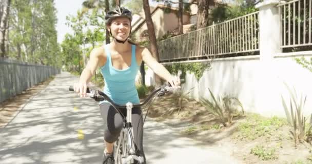 Mulher Sorrindo Andando Bicicleta Caminho — Vídeo de Stock