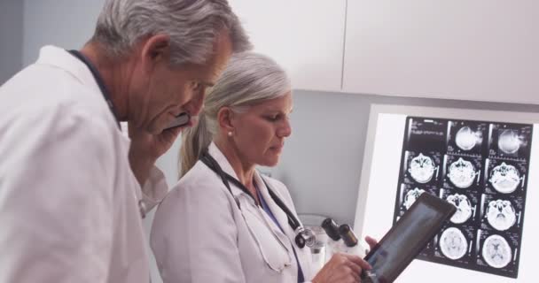 Neurologen Van Middelbare Leeftijd Die Naar Röntgenfoto Een Tablet Kijken — Stockvideo