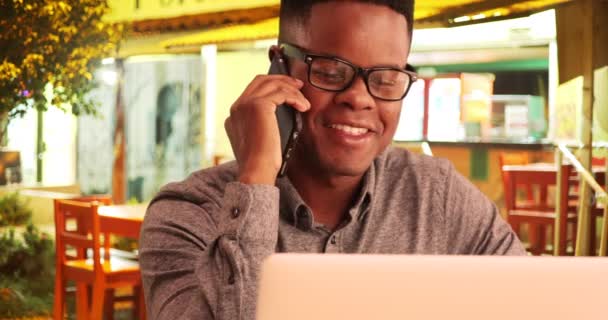 Negru Vorbește Telefon Restaurant Timp Lucrează Laptop Afro American Magazin — Videoclip de stoc