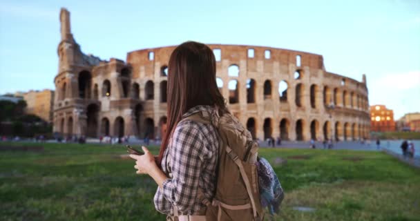 Felice Donna Giapponese Prende Selfie Carino Vicino Colosseo Bella Femmina — Video Stock