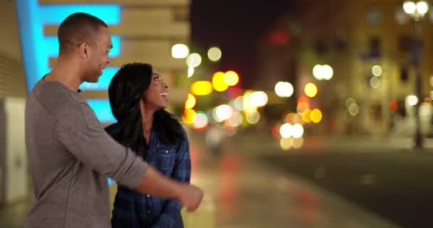 快乐的年轻夫妇在城市街道上的夜晚 年轻貌美的非洲裔美国人约会时面带微笑 或者在美国观光 拉斯维加斯的骗局 纽约的骗局 — 图库视频影像