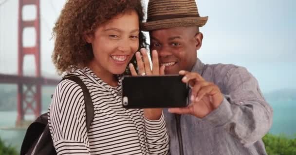 Les Jeunes Couples Noirs Célèbrent Leurs Fiançailles Près Pont Gold — Video