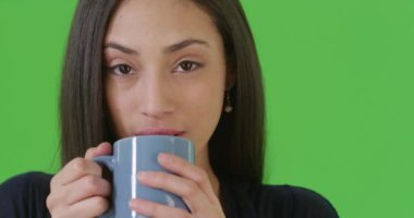 İspanyol bir kadın sabah kahvesini yeşil ekranda içiyor. Anahtar ya da birleşik olmak üzere yeşil ekranda.