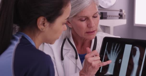 Médico Mediana Edad Mostrando Rayos Una Tableta Una Atleta Joven — Vídeos de Stock