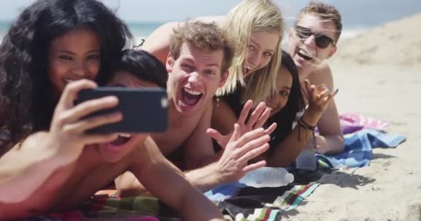 Grupo Jovens Amigos Inter Raciais Tomando Selfie Praia — Vídeo de Stock