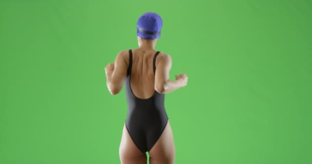Młoda Czarna Kobieta Rozciąga Się Przed Pływaniem Zielonym Ekranie Zielonym — Wideo stockowe