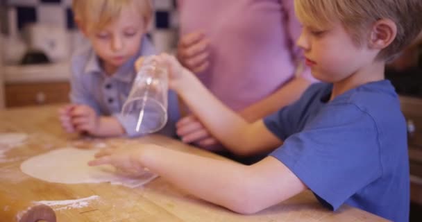 Joven Niño Blanco Guapo Recortando Formas Galletas Masa — Vídeos de Stock