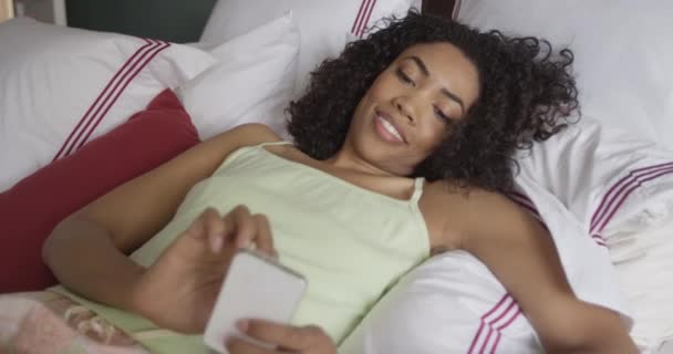 Mujer Africana Feliz Mensajes Texto Cama — Vídeos de Stock