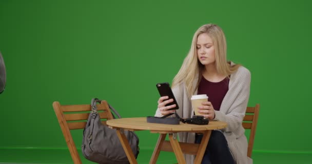 Casual Jovem Mulher Sentada Mensagens Texto Beber Tela Verde Tela — Vídeo de Stock
