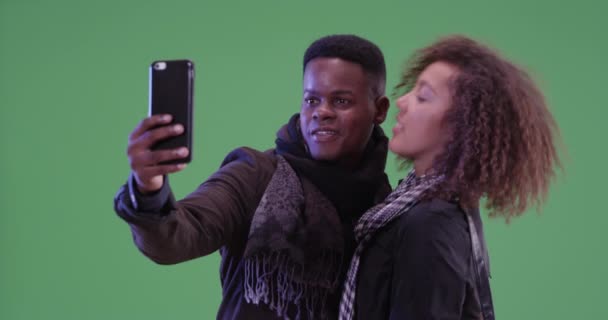 Młody Czarny Mężczyzna Kobieta Pozują Selfie Zielonym Ekranie Zielonym Ekranie — Wideo stockowe