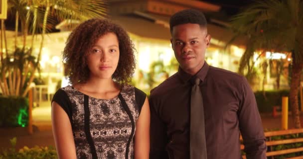 一名黑人男子和一名女子在一家哥斯达黎加餐馆外摆出一副画像的姿势 在热带地区 非裔美国男女站在外面 一对快乐的夫妇在热带度假胜地度假 — 图库视频影像