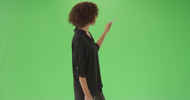 Молодая Чернокожая Учительница Объясняет Математику Зеленом Экране Зеленом Экране Клавиатура — стоковое видео