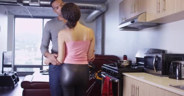 Czarna Łacińska Para Trzymająca Się Romantycznie Kuchni Mieszkania — Wideo stockowe
