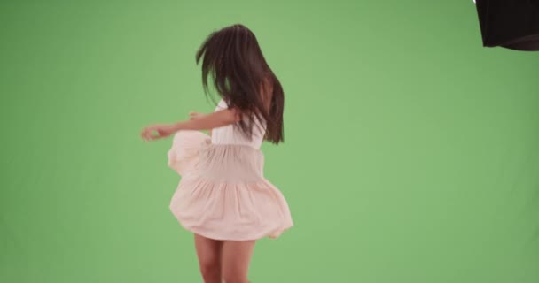 Feliz Latina Milenaria Bailando Vestido Cámara Lenta Pantalla Verde Pantalla — Vídeos de Stock