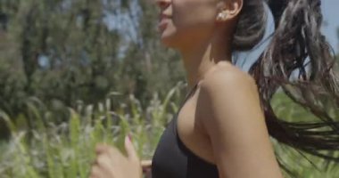 Parkta koşan genç Meksikalı kadın.