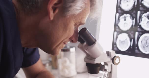 Ώριμος Επιστήμονας Που Ψάχνει Στο Μικροσκόπιο — Αρχείο Βίντεο