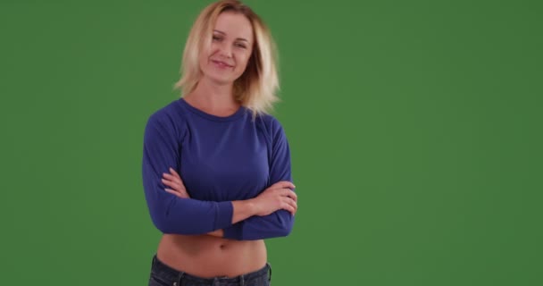 Hloupá Žena Stojící Venku Zelené Obrazovce Zelené Obrazovce Která Být — Stock video