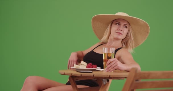 Mulher Atraente Sentada Caf Table Tela Verde Tela Verde Para — Vídeo de Stock