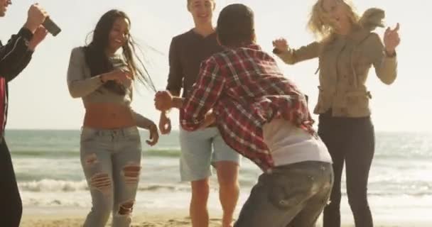 Amigos Dançando Areia Praia — Vídeo de Stock