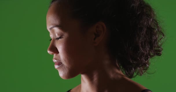 强壮的亚洲裔意大利女运动员站在绿屏上的对比灯光下 用于键入或合成的绿色屏幕上 — 图库视频影像
