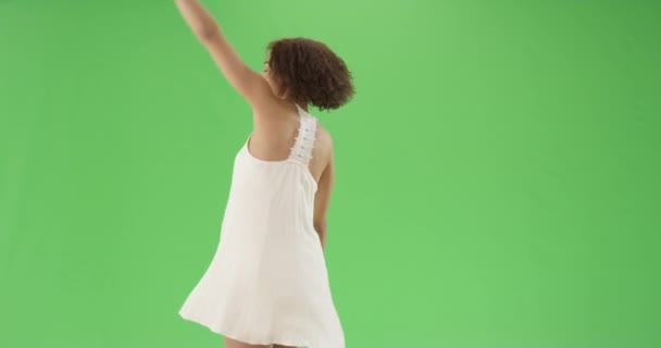 Uma Menina Negra Milenar Dança Redor Vestido Verão Tela Verde — Vídeo de Stock