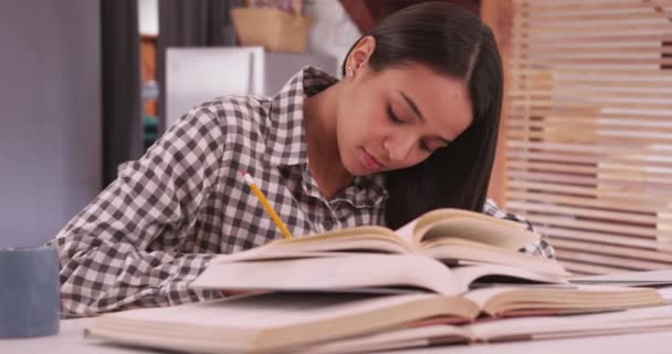 Mexicaine Femme Collège Étudiant Faire Des Devoirs École — Video