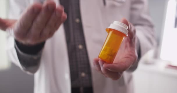 病人的角度来看的医生处方药 — 图库视频影像
