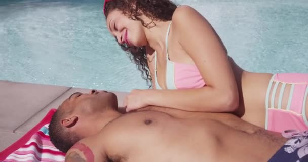 黑人男人和西班牙女人在游泳池边亲吻 坠入爱河 — 图库视频影像