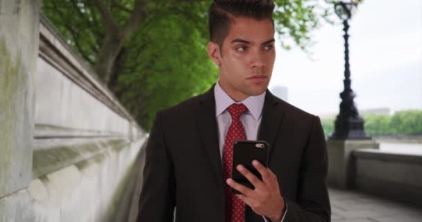 Retrato Casual Mensajería Texto Empresarios Latinos Teléfono Móvil Londres Hombre — Vídeos de Stock