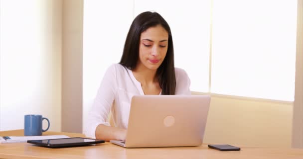 Latinsk Forretningskvinde Beskæftiger Sig Med Problemer Sin Bærbare Computer Arbejdspladsen – Stock-video
