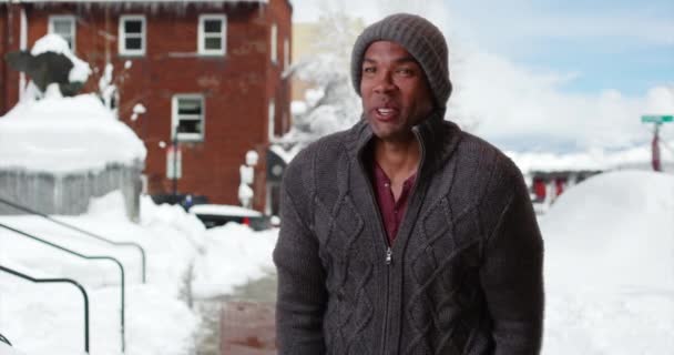 Soğuk Bir Kış Gününde Dışarıda Karda Dikilen Afro Amerikalı Bir — Stok video
