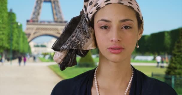 Großaufnahme Einer Glücklichen Lächelnden Latina Die Der Nähe Des Eiffelturms — Stockvideo