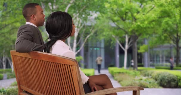 Siyah Ortağı Dışarıda Bir Bankta Otururken Finansal Sorunların Çözümlerini Tartışıyor — Stok video