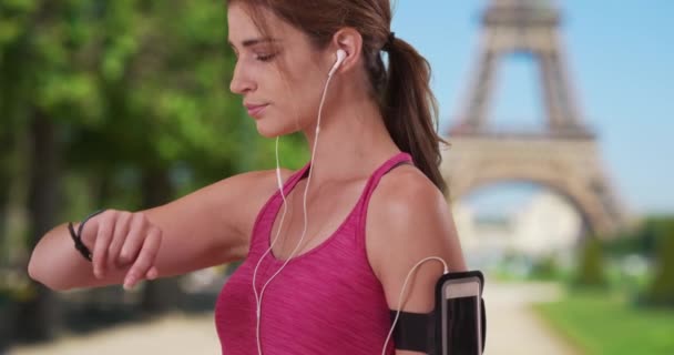 Sportowa Biała Kobieta Sprawdzająca Zegarek Porannym Biegu Paryżu Francji Fit — Wideo stockowe