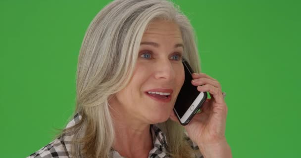 美丽的成熟的白种人妇女谈论手机手持设备 — 图库视频影像