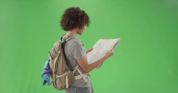 Das Schwarze Millennial Mädchen Liest Eine Landkarte Während Ihr Wanderrucksack — Stockvideo