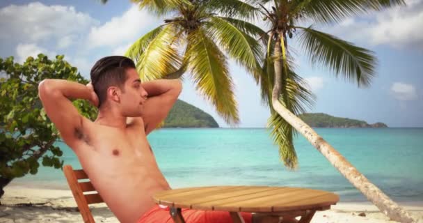 Hombre Hispano Milenario Vacaciones Tropicales Disfrutando Del Sol Vacaciones Turista — Vídeo de stock