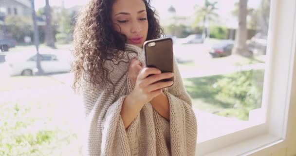Mulher Latina Jovem Bonito Olhando Para Dispositivo Telefone Celular — Vídeo de Stock