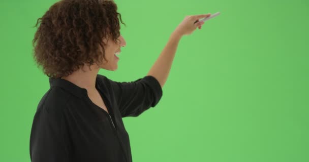 Millennial Svart Kvinna Använder Krita Lärare Lektion Grön Skärm Grön — Stockvideo