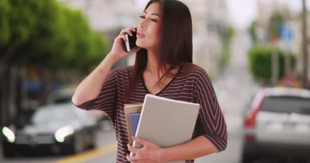 Mulher Japonesa Falando Smartphone Livre — Vídeo de Stock