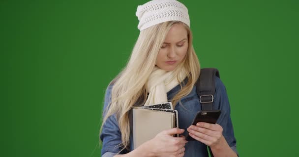 Młoda Atrakcyjna Studentka Wysyła Tekst Dotyczący Akademika Zielonym Ekranie Klucza — Wideo stockowe